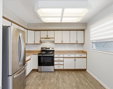 1700 Rexford Drive - Photo Thumbnail 17