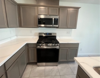 3610 Tripoli Cove Avenue - Photo Thumbnail 11
