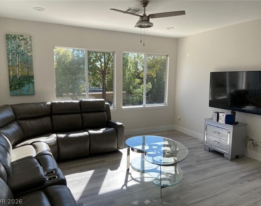 385 Glenridding Street - Photo Thumbnail 17