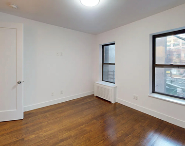 East 49th Street - Photo Thumbnail 4