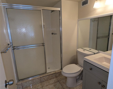 9800 Hollybrook Lake Drive - Photo Thumbnail 16