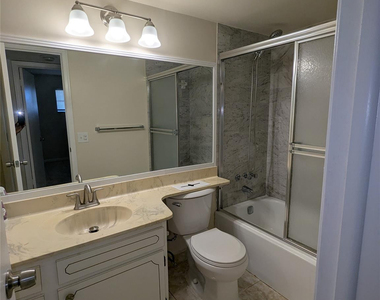 9800 Hollybrook Lake Drive - Photo Thumbnail 12