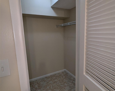 9800 Hollybrook Lake Drive - Photo Thumbnail 15