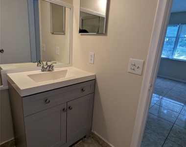9800 Hollybrook Lake Drive - Photo Thumbnail 17