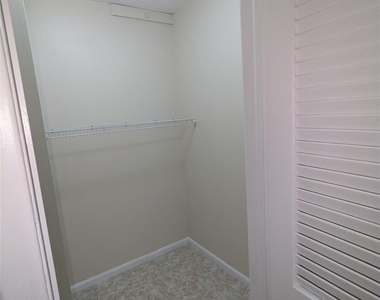 9800 Hollybrook Lake Drive - Photo Thumbnail 10