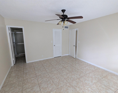 9800 Hollybrook Lake Drive - Photo Thumbnail 13