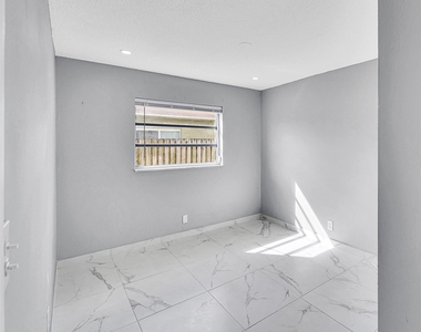 4681 Sw 43rd Terrace - Photo Thumbnail 10