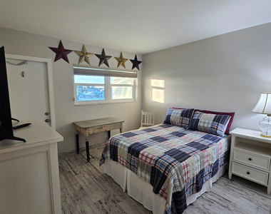1035 Hillsboro Mile - Photo Thumbnail 4