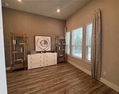 1520 Winchester Drive - Photo Thumbnail 11