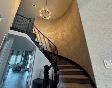 1520 Winchester Drive - Photo Thumbnail 12