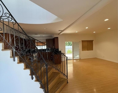 7011 N Liberty Drive - Photo Thumbnail 5