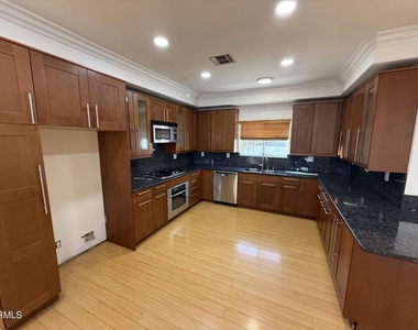 7011 N Liberty Drive - Photo Thumbnail 9
