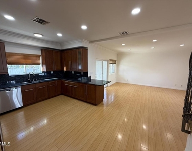 7011 N Liberty Drive - Photo Thumbnail 10
