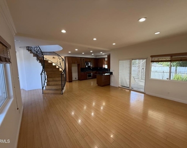 7011 N Liberty Drive - Photo Thumbnail 6