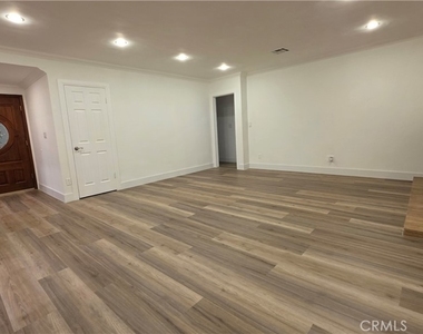 18224 Chatsworth - Photo Thumbnail 10
