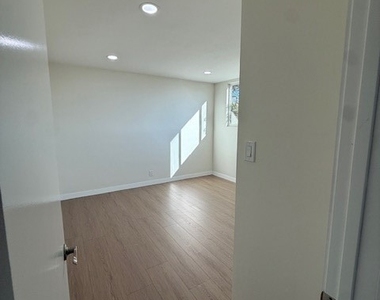 1530 E Broadway - Photo Thumbnail 4