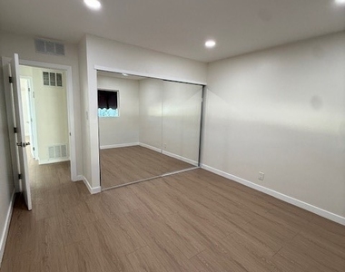 1530 E Broadway - Photo Thumbnail 5