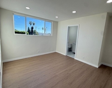 1530 E Broadway - Photo Thumbnail 15