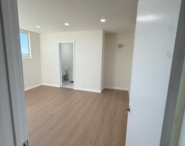 1530 E Broadway - Photo Thumbnail 16