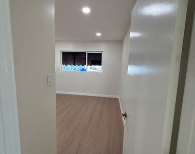 1530 E Broadway - Photo Thumbnail 6