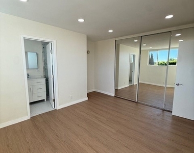 1530 E Broadway - Photo Thumbnail 13