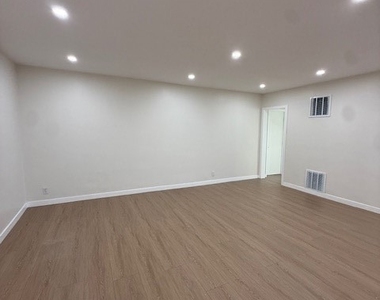 1530 E Broadway - Photo Thumbnail 11