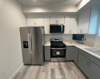 11451 Victory Boulevard - Photo Thumbnail 4