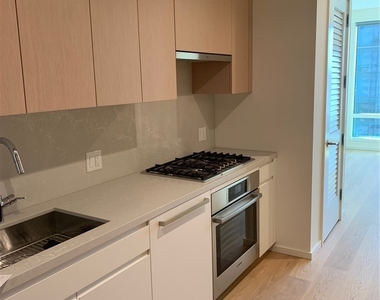 877 Francisco Street - Photo Thumbnail 2