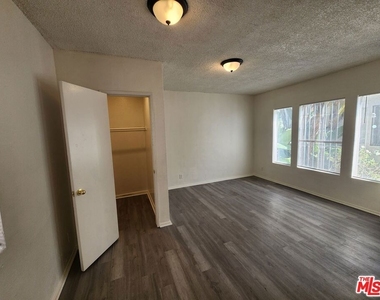 534 W 47th Street - Photo Thumbnail 3