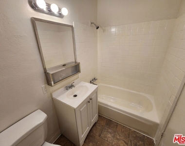 534 W 47th Street - Photo Thumbnail 4