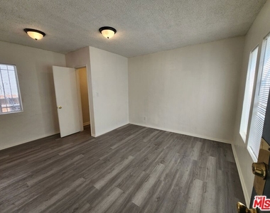 534 W 47th Street - Photo Thumbnail 8