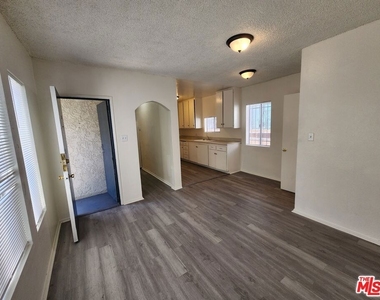 534 W 47th Street - Photo Thumbnail 7
