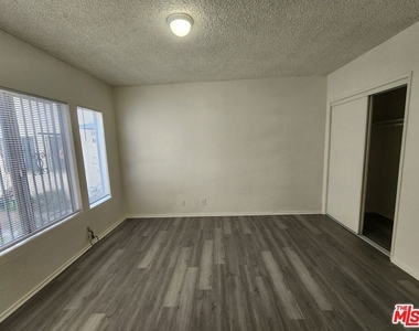 534 W 47th Street - Photo Thumbnail 6
