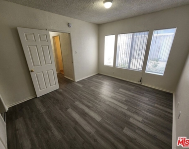 534 W 47th Street - Photo Thumbnail 9