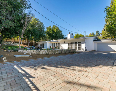 23826 Burbank Boulevard - Photo Thumbnail 25