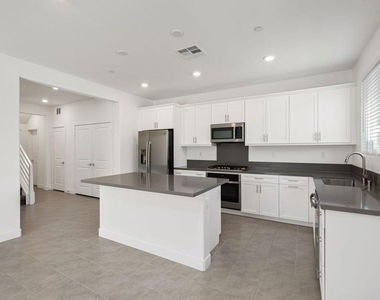 76305 Columbia Drive - Photo Thumbnail 2