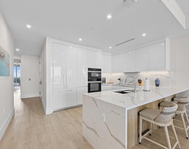 220 Lake Shore Drive - Photo Thumbnail 2