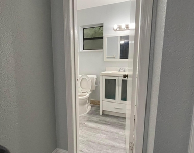3427 Nw 47th Avenue Nw - Photo Thumbnail 3