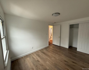 161 Glen Cove Avenue - Photo Thumbnail 12