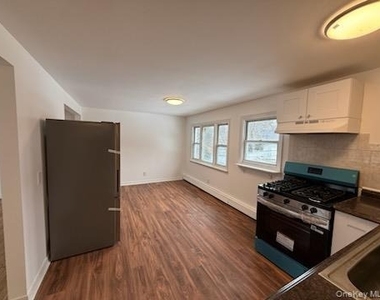 161 Glen Cove Avenue - Photo Thumbnail 2