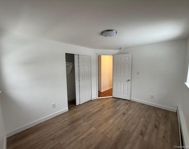 161 Glen Cove Avenue - Photo Thumbnail 9