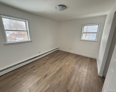 161 Glen Cove Avenue - Photo Thumbnail 8