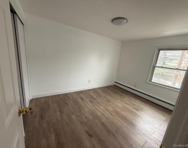 161 Glen Cove Avenue - Photo Thumbnail 11