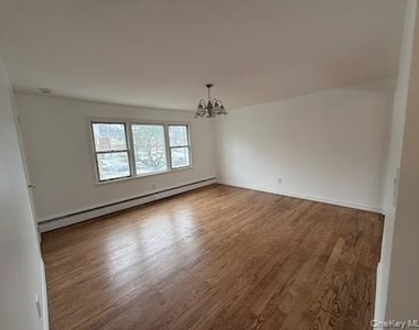 161 Glen Cove Avenue - Photo Thumbnail 3
