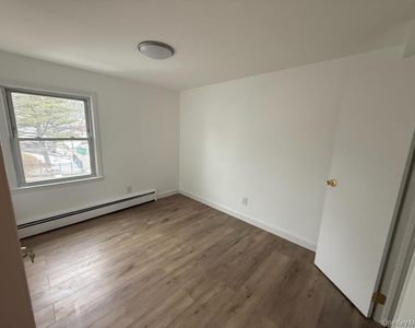161 Glen Cove Avenue - Photo Thumbnail 13