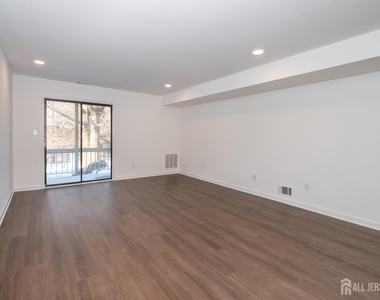 801 Woodbridge Commons Way - Photo Thumbnail 7