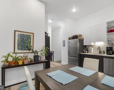 212 Catharine Street - Photo Thumbnail 3