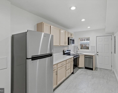 458 E Federal Street - Photo Thumbnail 2