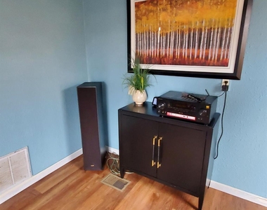 1034 Wheatley Dr - Photo Thumbnail 2