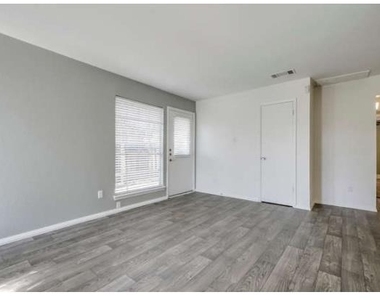 5009 Copperbend Blvd - Photo Thumbnail 2